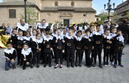 Alumnos de infantil del colegio Abadía caracterizados de Cervantes. 