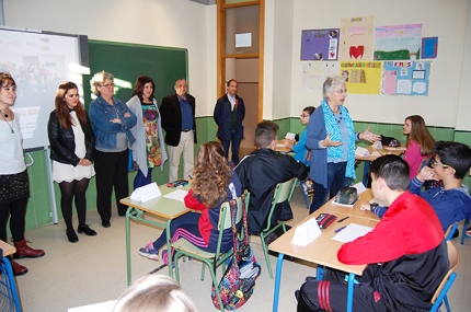 La cineasta, Oliva Ascota, durante la charla en el IES, en presencia de la alcaldesa, concejales, la diputada de Igualdad y junta directiva del centro.