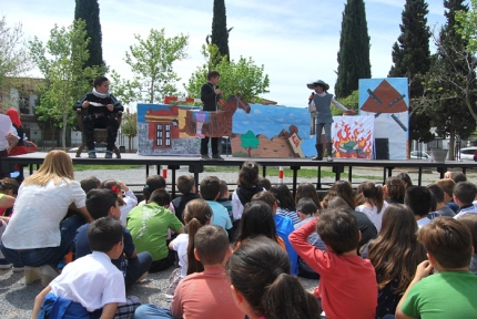 Un momento de la representación teatral en uno de los patios del colegio