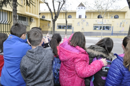 Escolares, asombrados, señalan el molino justo antes de iniciar la jornada escolar