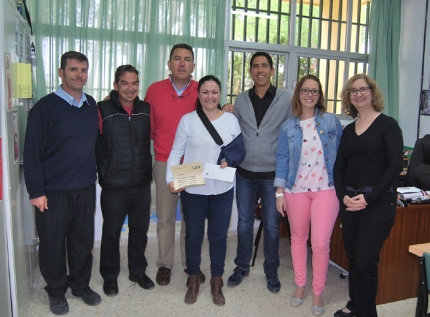 Representantes de la comunidad educativa junto a Eva Hervás -centro- durante la entrega de la cantidad recaudada.