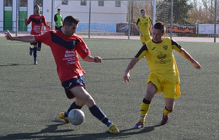 Una acción del último encuentro disputdo entre FC Cubillas y Albolote CF (J. PALMA)