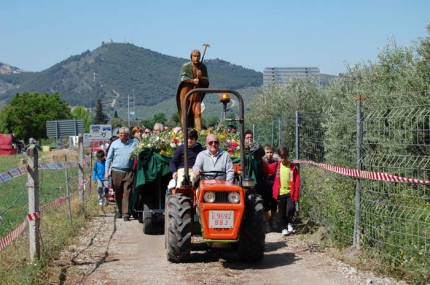 La imagen de San Isidro Labrador llega a Los Pinos para la celebración de la misa rociera.