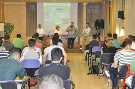 Un momento de la inauguración del congreso con la presencia de autoridades municipales, organizadores y el técnico del Granada CF, José González 