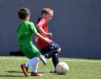 Una jugada del encuentro de bebés entre el Albolote CF y Atarfe Industrial (J. PALMA)