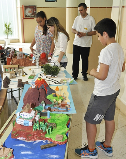 Alumnado del centro observa varias maquetas de la exposición. / P. Vaquero.