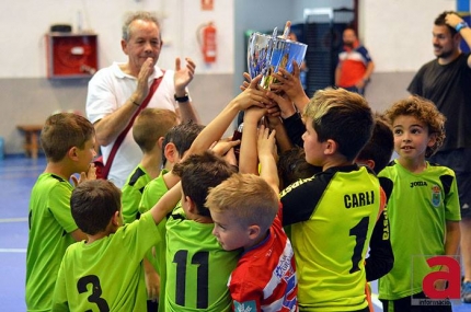 Los jugadores del CD Huétor Vega alzan la Copa Diputación (J. PALMA)