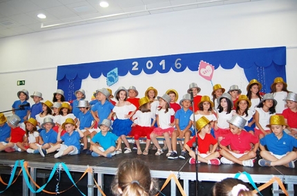 Los casi 40 alumnos y alumnas de 5 años celebran su graduación cantando y bailando.