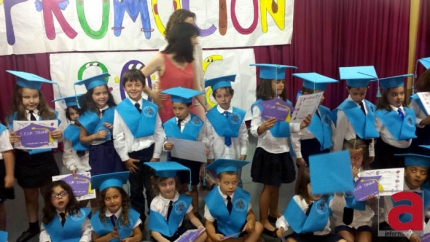 Los escolares de infantil en un momento de la fiesta de graduación (J. PALMA)