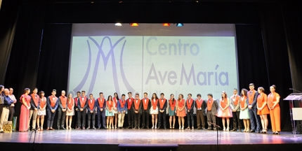 Los 30 alumnos del Ave María en el acto de graduación celebrado en la Casa de la Cultura.