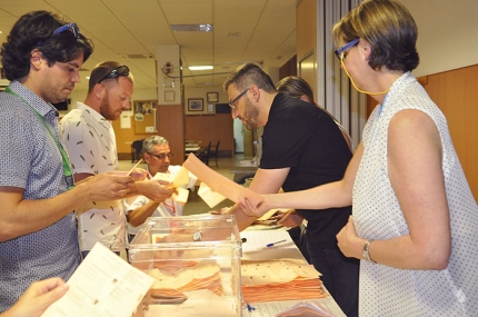 Escrutinio de los votos al senado en el club de jubilados 