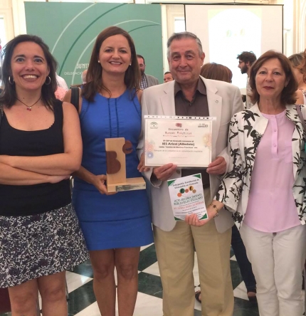 Personal docente de la biblioteca y el director del IES Aricel, tras recoger el premio. 