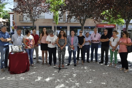 Los concejales, la alcaldesa y el Diputado de turismo en la presentación de la campaña turística 