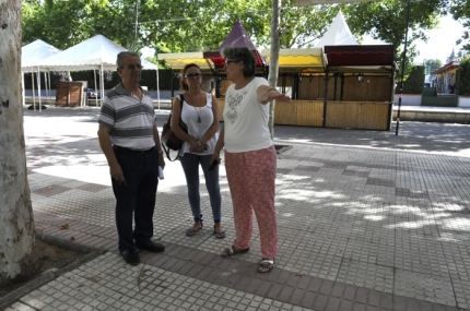 La alcaldes, Conchi Ramírez, junto a la concejala de Fiestas, Rosa Madrid, y el exconcejal Joaquín Gámez durante una visita al recinto ferial