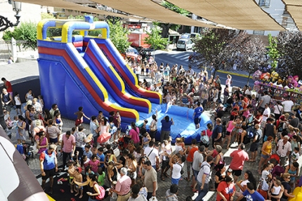 Ambiente y animación en la plaza de España en las actividades para los más pequeños.