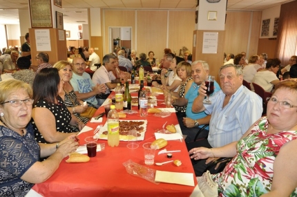 Un grupo de mayores en el club de jubilados en la comida de fiestas 