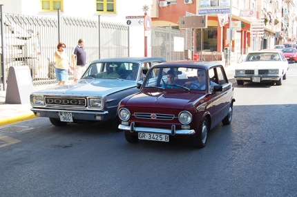 Varios de los coches clásicos que han participado en la concentración.