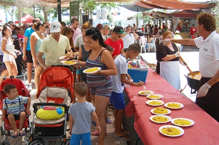 Durante la feria de día del domingo se formó una larga cola para degustar la paella gratis.