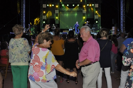 Una pareja baila por sevillanas durante la actuación de Manuel Orta