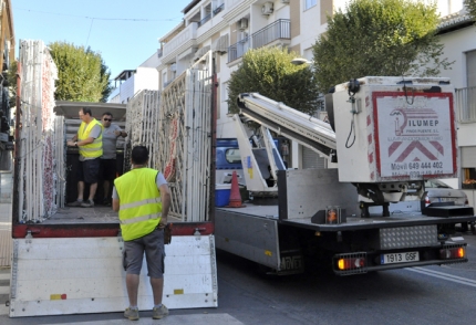 Operarios retiran el alumbrado de las Fiestas, apenas unas horas después de finalizadas las mismas.