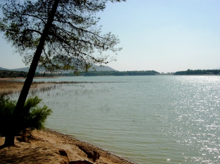 Una de las muchas y bellas estampas que ofrece el paisaje natural del embalse del Cubillas