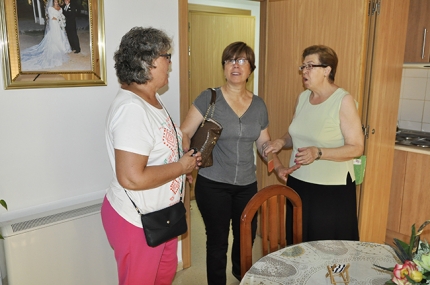 La concejala de Castelldefels (centro) visita el apartamento de una inquilina de las viviendas tuteladas, en presencia de la alcaldesa de Albolote.