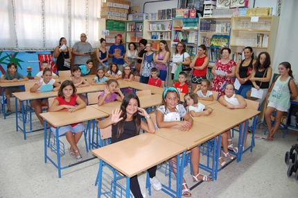 Alumnos de 1º ocupan el nuevo aula que se ha construido en el centro.