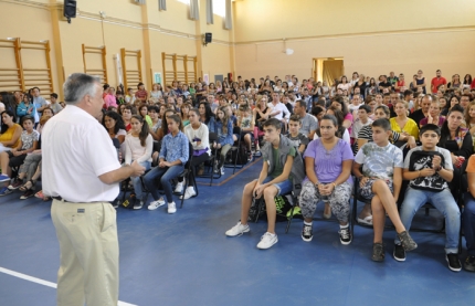 El director, Antonio Luis Ortega, da la bienvenida a familias y alumnado de 1º de ESO