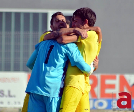 Los jugadores del FC Cubillas felicitan a Jorge tras parar la pena máxima (J. PALMA)