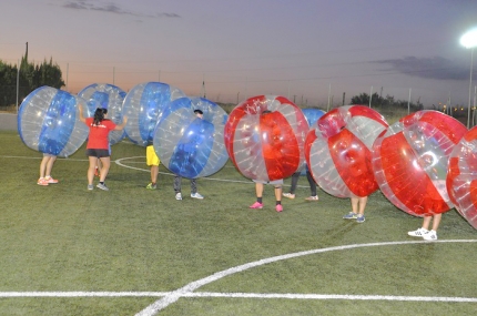 Los jugadores inician el partido de fútbol en esta divertida modalidad 