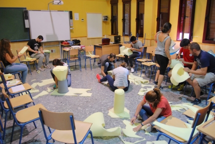 Los jóvenes en un taller de manualidades durante el desarrollo de una de las sesiones de curso 