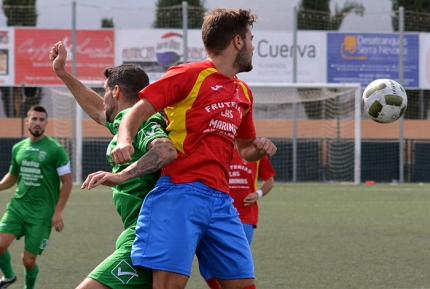 Una jugada del encuentro disputado en el estadio municipal de Churriana (J. PALMA)