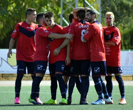 Los jugadores del Albolote CF celebran el primer tanto del encuentro ante el Atletismo Padul (J. PALMA)