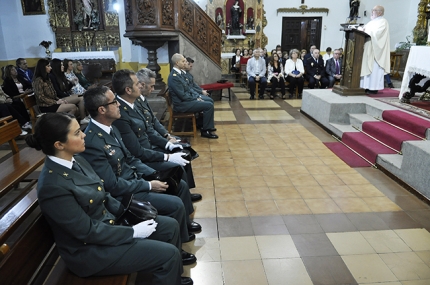 Un momento de la Eucaristía celebrada en la Iglesia de Albolote en honor a la Virgen del Pilar, patrona de la Guardia Civil.