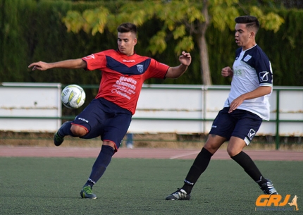 Una jugada del encuentro entre Albolote CF y Ciudad de Santa Fe (GRJ)