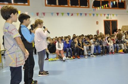 Alumnado del Tínar en un momento de su relato en el gimnasio del cole Abadía.