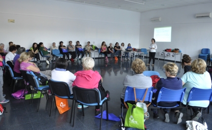 El grupo de mujeres durante una se las charlas de la Asociación de Mujeres Politólogas en la Casa de la Cultura de El Chaparral