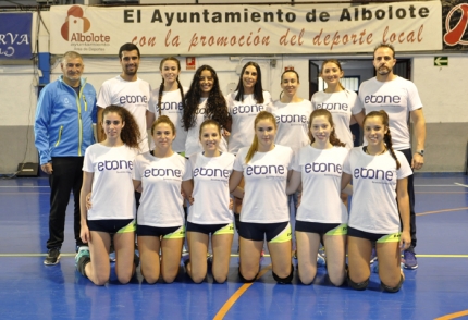 Plantilla del equipo sénior de voleibol de Albolote, con el concejal, Diego Valero, de azul izqda.; y el entrenador, Esteban Férriz, dcha. 