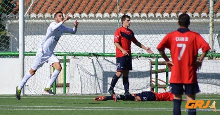 El local López celebra el tercer tanto ante los alboloteños (GRJ)