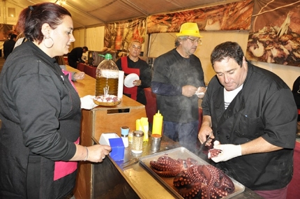 Un cocinero prepara el pulpo a la gallega 