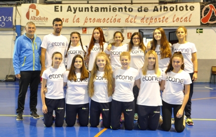 Equipo cadete de voleibol el día de su presentación