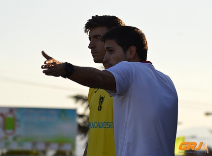 Benji, segundo entrenador del FC Cubillas, da instrucciones a un jugador (GRJ)