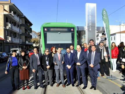 Los alcaldes y el consejero en la cabecera de línea en Albolote antes de iniciar la salida. 