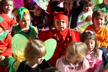 Un grupo de niños disfrazados para la fiesta del otoño 