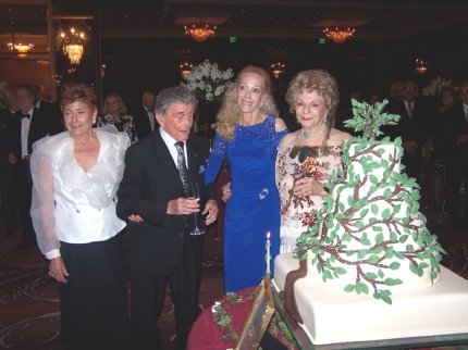 Francisco Carvajal rodeado de su mujer e hijas en la fiesta de su 100 cumpleaños en 2013.  