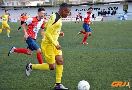 Wesley, que adelantó el marcador al Cubillas, en una acción del encuentro (GRJ)