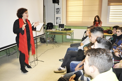 La narradora, María del Charco, durante su sesión de cuentos en el IES Aricel.