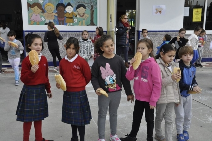 Un grupo de alumnas disfrutan de su merienda en el patio del colegio Ave María 