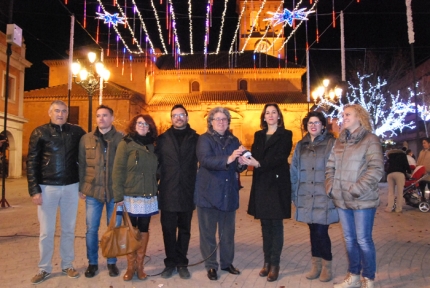 Momento del encendido simbólico del alumbrado navideño en la Plaza del Ayuntamiento.