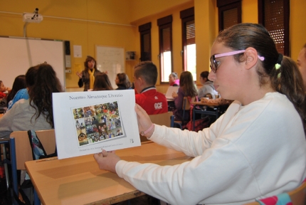 Una alumna de 1º A muestra el resultado del almanaque durante el desarrollo de una clase. 